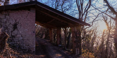 <p>La stalla sulla strada per sant’Urbano. © CAI Salò – Foto di Alberto Boselli.</p>
