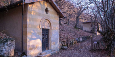 <p>La chiesetta di Sant’Urbano. © CAI Salò – Foto di Alberto Boselli.</p>
