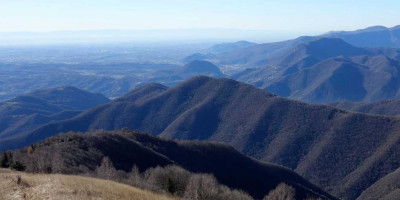<p>Il crinale di Selva Alta visto dalle Prade del monte Pizzocolo.</p>
