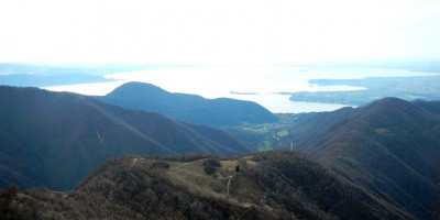 <p>I prati di Cascina Pozze visti dal Forametto. © CAI Salò. Foto di Cristina Donini.</p>
