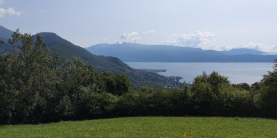 <p>Vista panoramica sul Lago di Garda con il Monte Baldo sullo sfondo</p>
