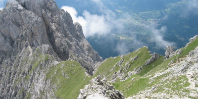 <p>La cima del Cimerlo dalla Cima Stanga lungo il Sentiero Buzzati</p>
