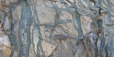 General view of thestockwork of tremolite–calciteveins in Te`ggiolometasediments